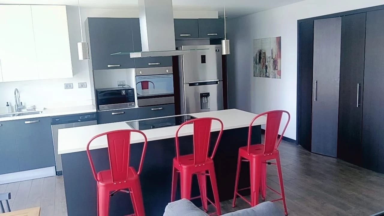 RENTO APTO AMUEBLADO Z.10 EDIF URBANA REF.6935 *2 HAB, 2.5 BAÑOS, 2 PARQUEOS, 88M2, $1200* — Apartamento en Alquiler en Zona 10, Guatemala, Ciudad — foto 2 de 17