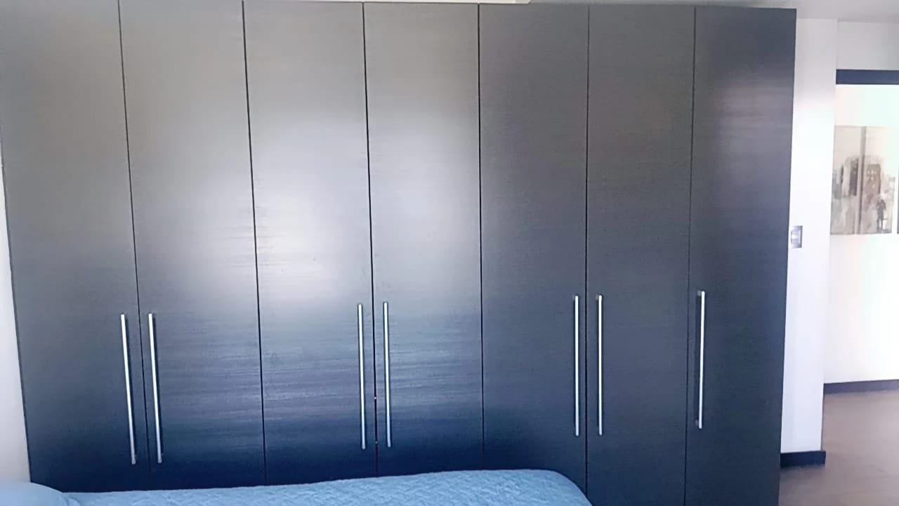 RENTO APTO AMUEBLADO Z.10 EDIF URBANA REF.6935 *2 HAB, 2.5 BAÑOS, 2 PARQUEOS, 88M2, $1125* — Apartamento en Alquiler en Zona 10, Guatemala, Ciudad — foto 5 de 16