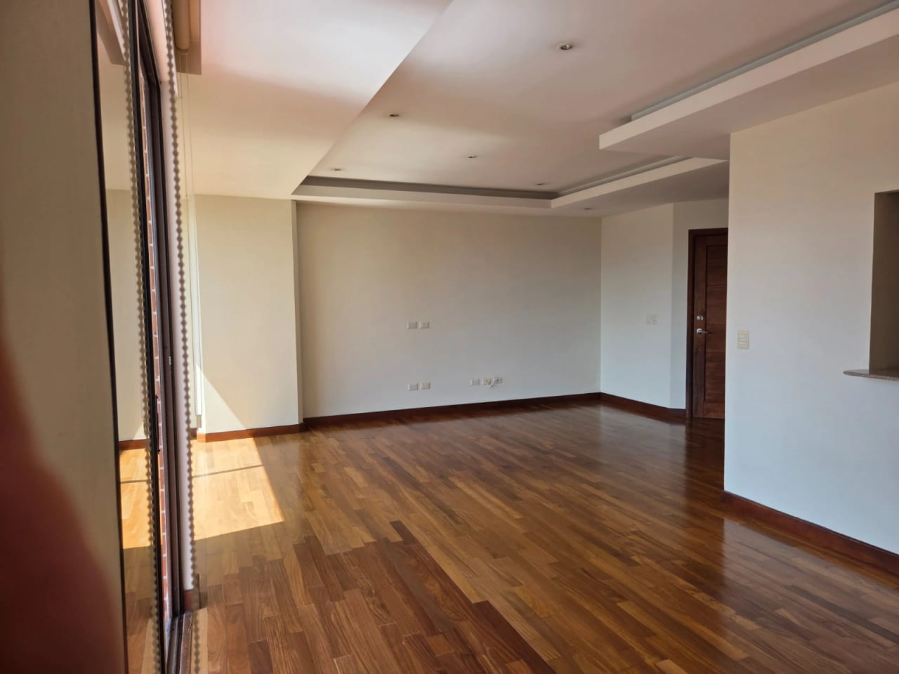 Rento Apto Z.10 Edif. Mirafiori, 6953 *110M2, 2 Hab, 2 Baños, 2 Parq — Apartamento en Alquiler en Zona 10, Guatemala, Ciudad — foto 2 de 9