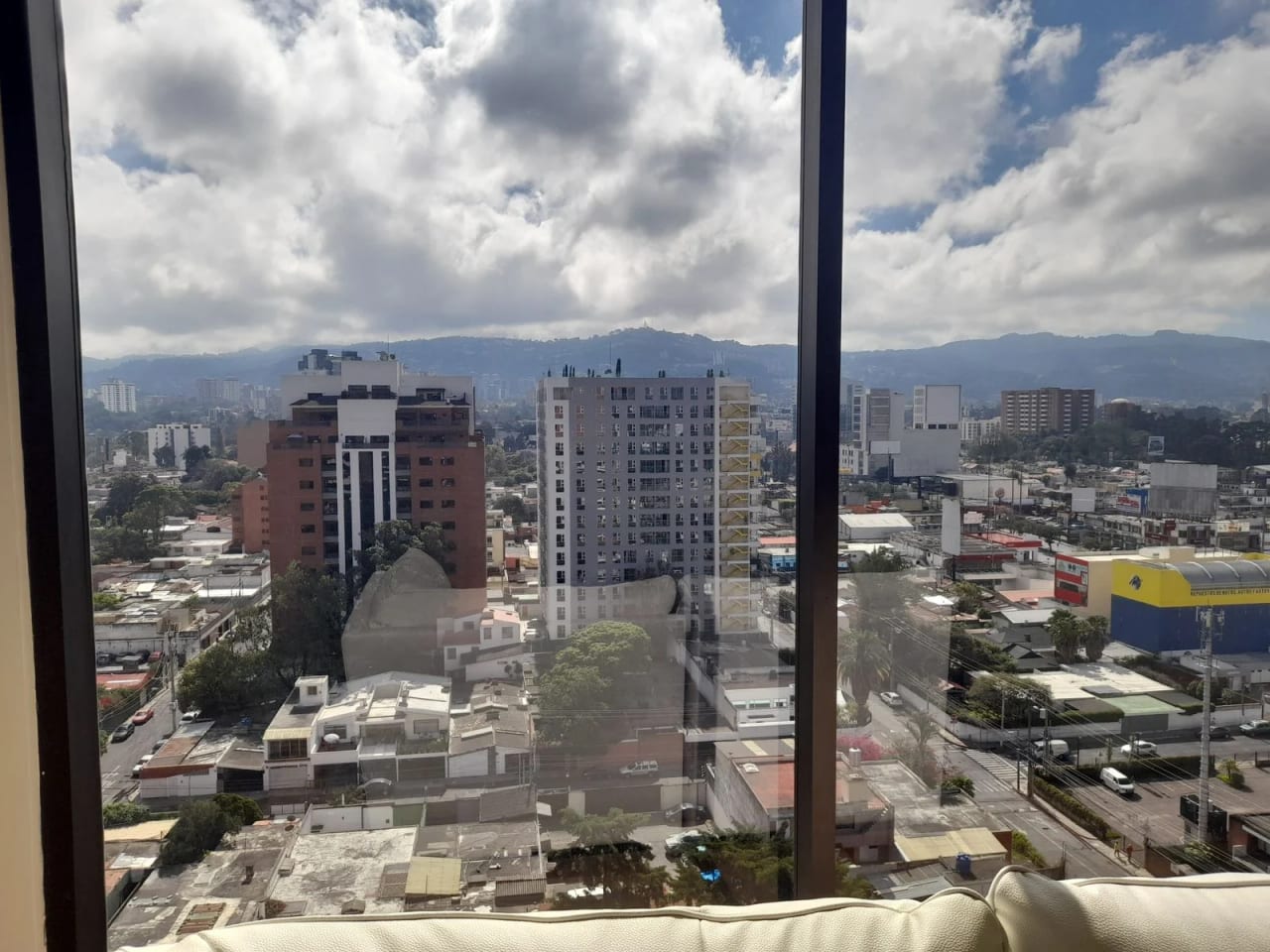 Rento Apto Z.10 Edif. Mirafiori, 6953 *110M2, 2 Hab, 2 Baños, 2 Parq — Apartamento en Alquiler en Zona 10, Guatemala, Ciudad — foto 6 de 9