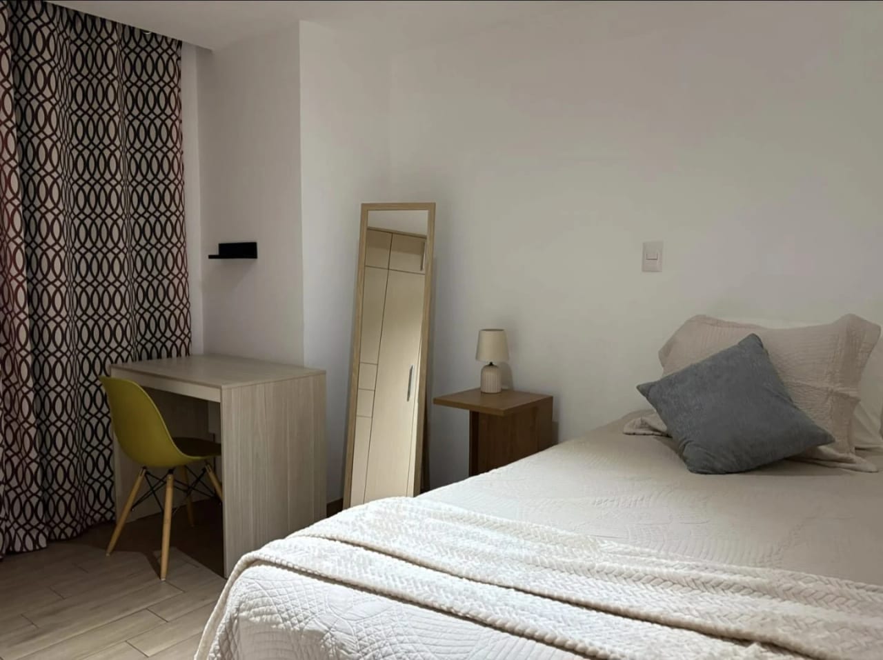 Rento Apto Amueblado Zona 10 Cityhaus REF.6958 *3 Hab, 2 Baños, 2 Par — Apartamento en Alquiler en Zona 10, Guatemala, Ciudad — foto 4 de 8