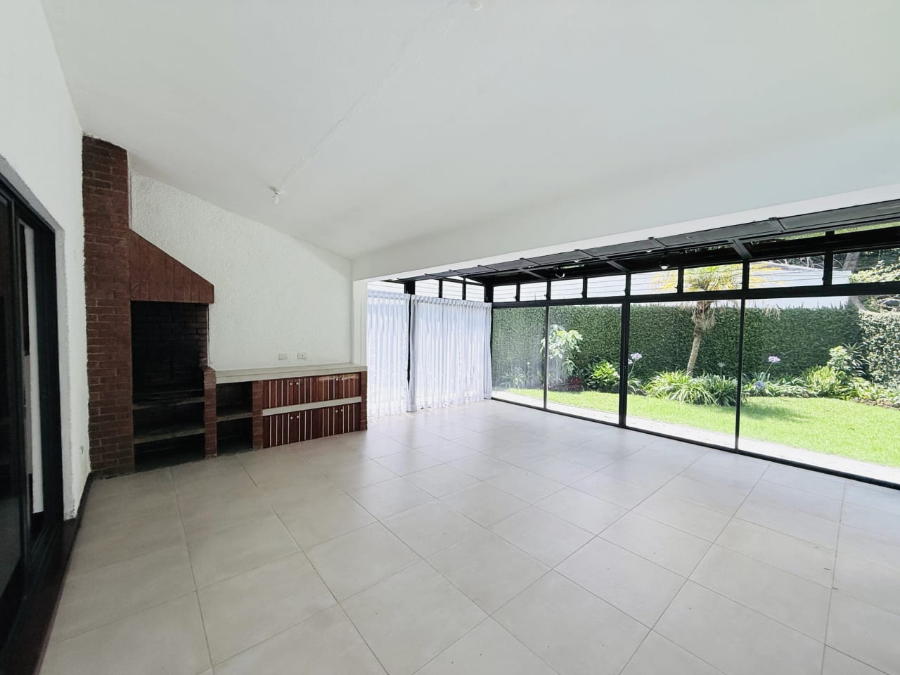 CASA AMPLIA EN RENTA CON JARDIN 4 HAB. / COND. SAN ANTONIO KM. 16.5 CAES — Casa en Alquiler en San Antonio, Carretera a El Salvador, Guatemala, Ciudad — foto 4 de 14