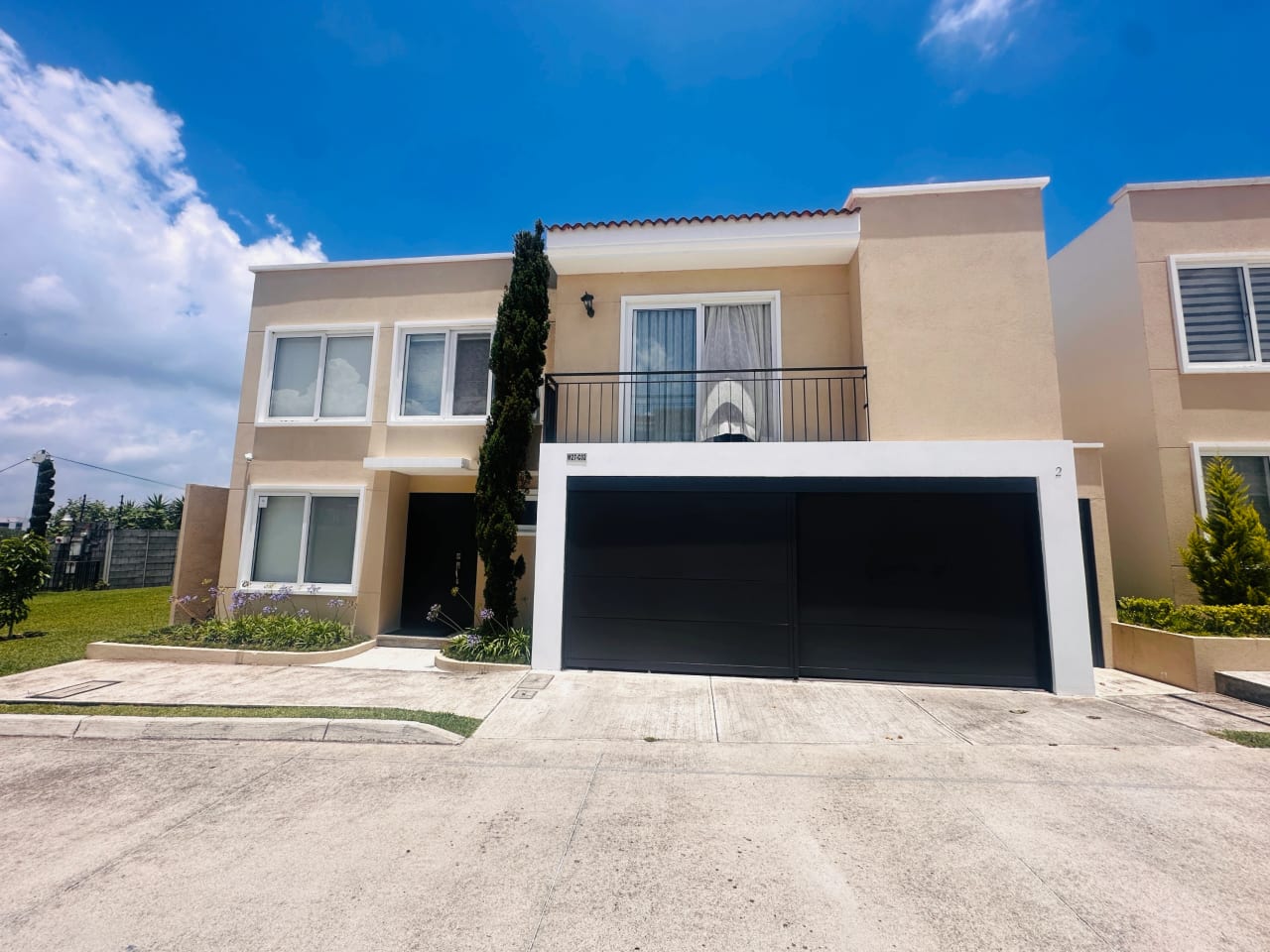 CASA EN RENTA, CONDOMINIO CUMBRES DE LA ARBOLEDA 240 MTS2, 4 DORMITORIOS, CARRETERA A EL SALVADOR. — Casa en Alquiler en Cumbres de La Arboleda, Carretera a El Salvador, Guatemala, Ciudad — foto 1 de 15