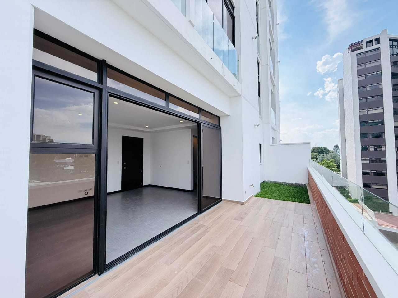 APARTAMENTO C/ JARDÍN PARA ESTRENAR 3 HABS. EDIF. Arles ZONA 15 — Apartamento en Venta en Arles, Zona 15, Guatemala, Ciudad — foto 4 de 17