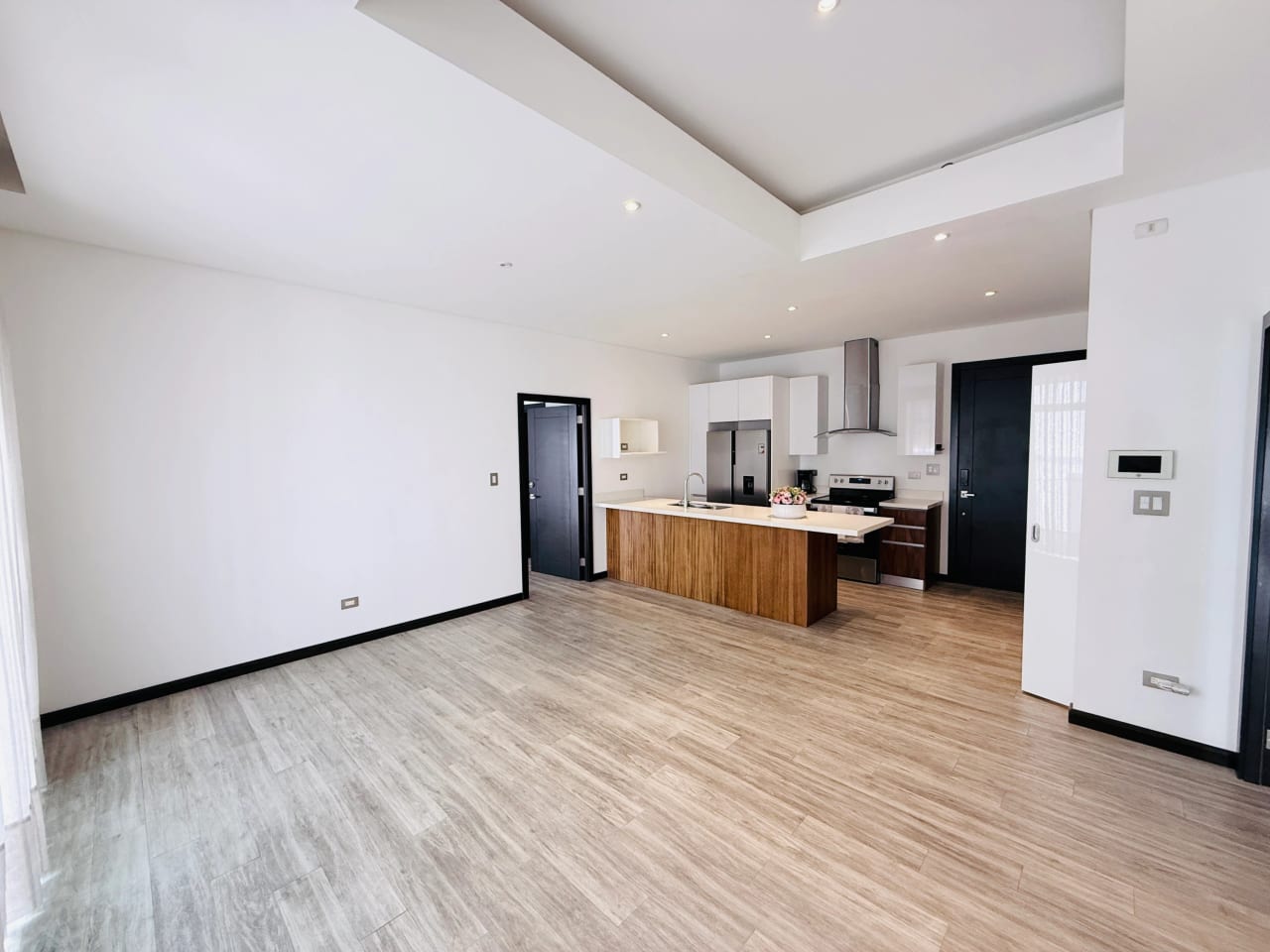 APTO AMPLIO CON BALCÓN 2 HAB/ RENTA LIRIOS DE CAYALÁ Z.16 — Apartamento en Alquiler en Lirios de Cayalá I, Zona 16, Guatemala, Ciudad — foto 1 de 17