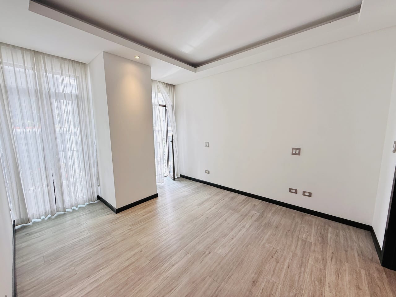 APTO AMPLIO CON BALCÓN 2 HAB/ RENTA LIRIOS DE CAYALÁ Z.16 — Apartamento en Alquiler en Lirios de Cayalá I, Zona 16, Guatemala, Ciudad — foto 7 de 17