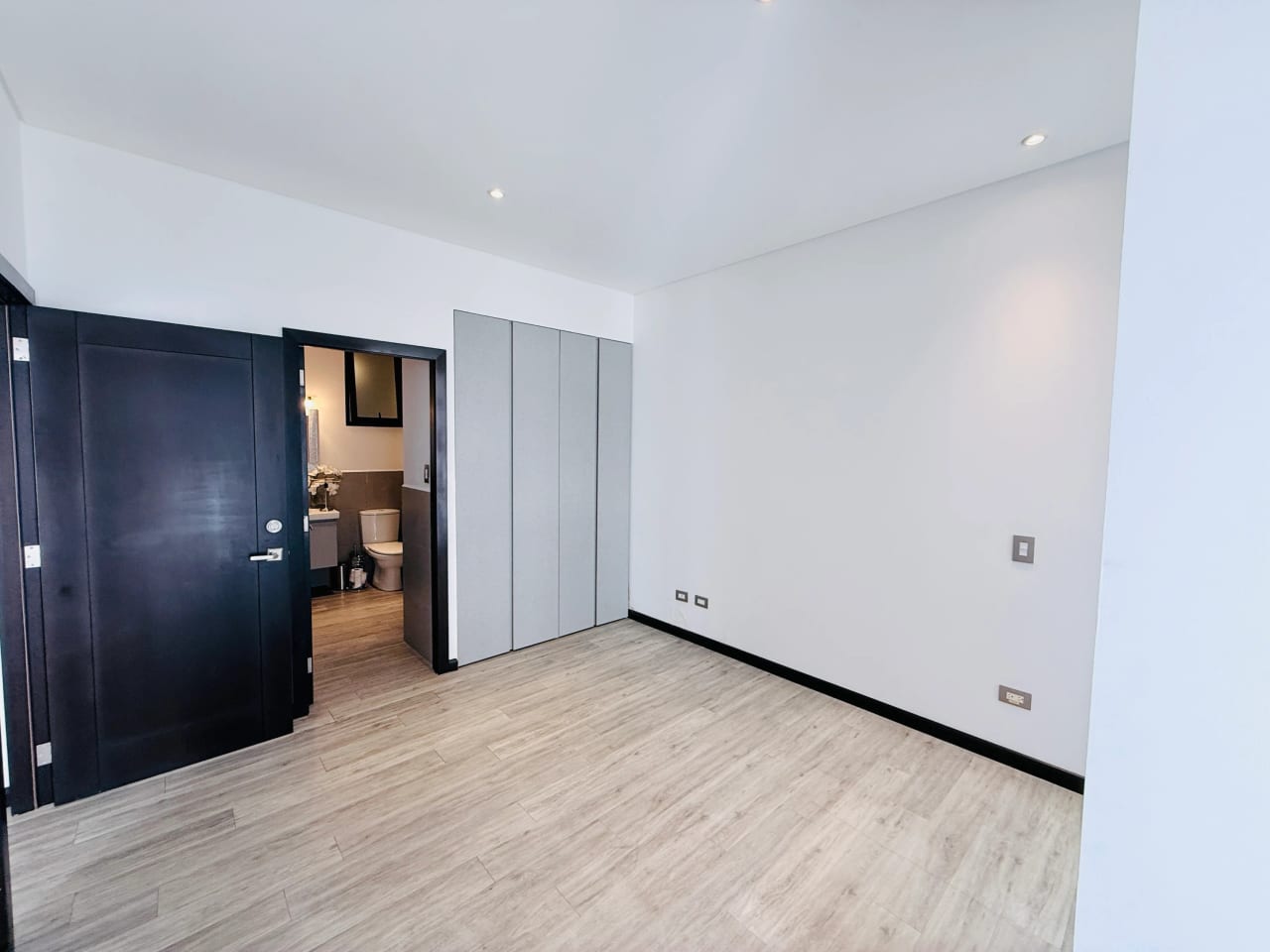 APTO AMPLIO CON BALCÓN 2 HAB/ RENTA LIRIOS DE CAYALÁ Z.16 — Apartamento en Alquiler en Lirios de Cayalá I, Zona 16, Guatemala, Ciudad — foto 11 de 17