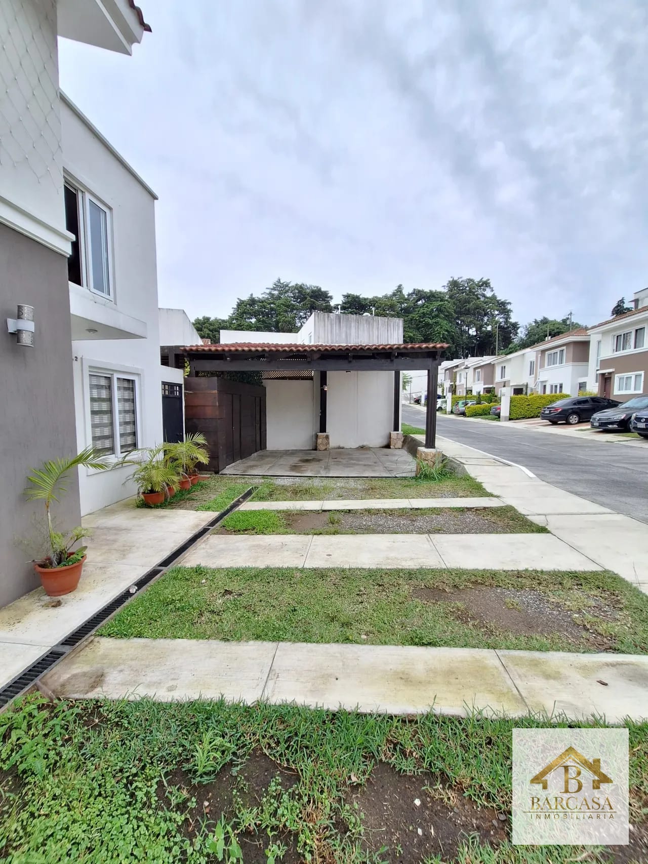 Se vende casa km 30 carretera al salvador. 4 habitaciones condominio con piscinas — Casa en Venta en Alamedas de Santo Domingo, Carretera a El Salvador, Guatemala, Ciudad — foto 1 de 16