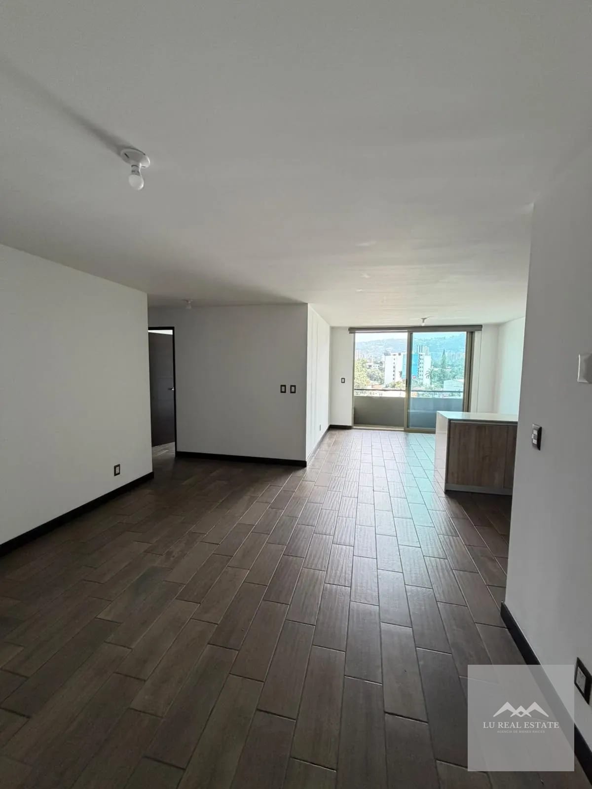 Apartamento amplio de dos habitaciones — Apartamento en Alquiler en Zona 10, Guatemala, Ciudad — foto 2 de 9