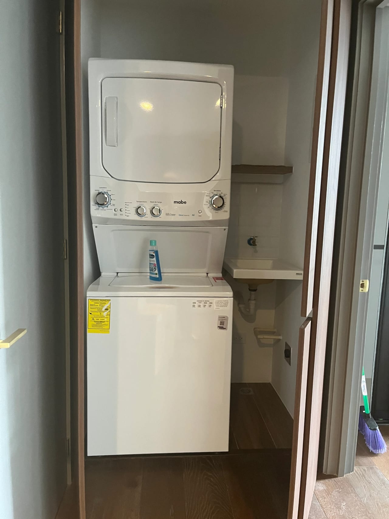 LINDO APARTAMENTO DE DOS DORMITORIOS EN ATARAH TORRE I — Apartamento en Alquiler en Atarah, Zona 10, Guatemala, Ciudad — foto 2 de 6