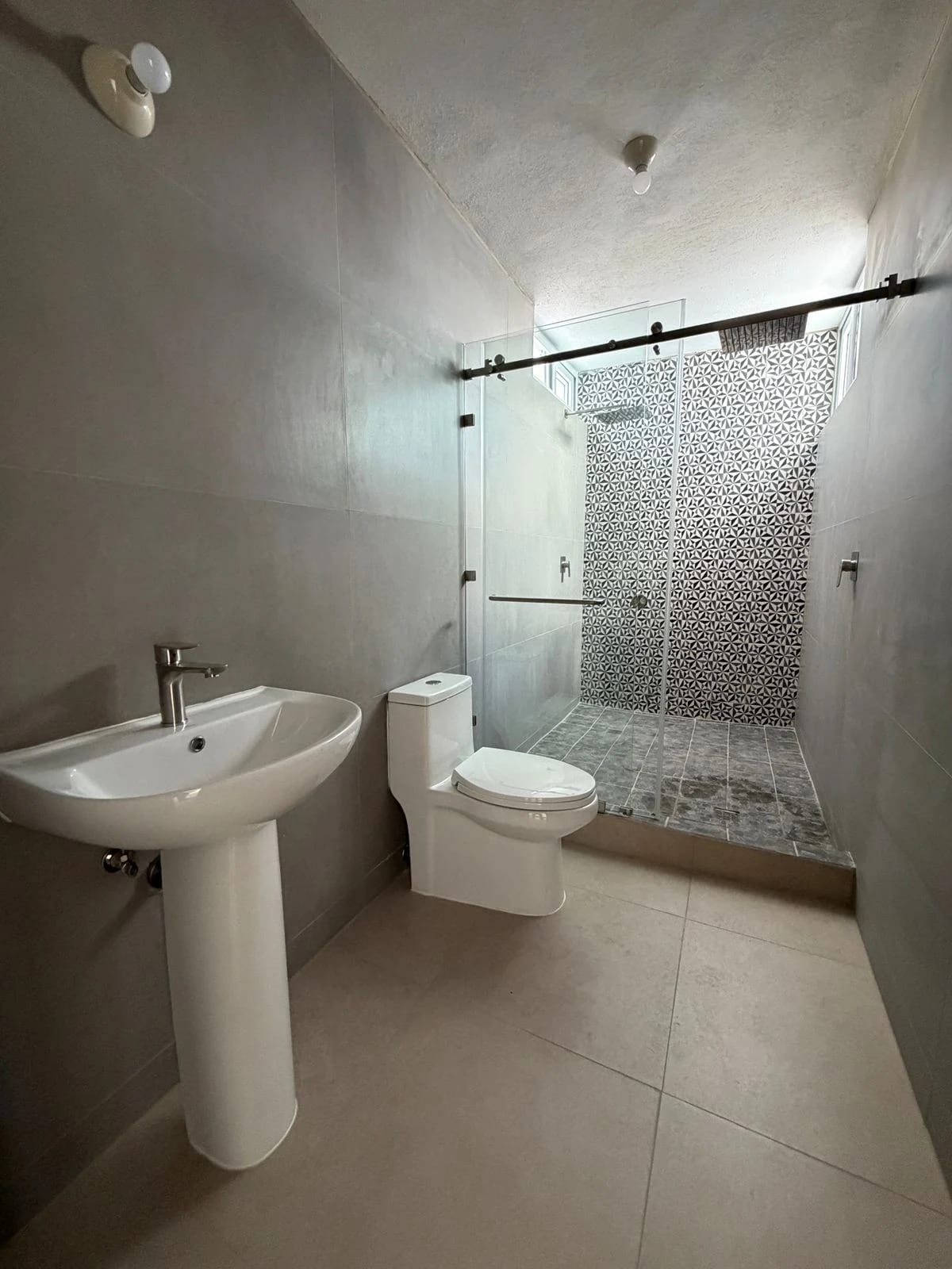 CASA REMODELADA EN GRANAI II, ZONA 11 — Casa en Venta en Granai & Townson, Zona 11, Guatemala, Ciudad — foto 1 de 16