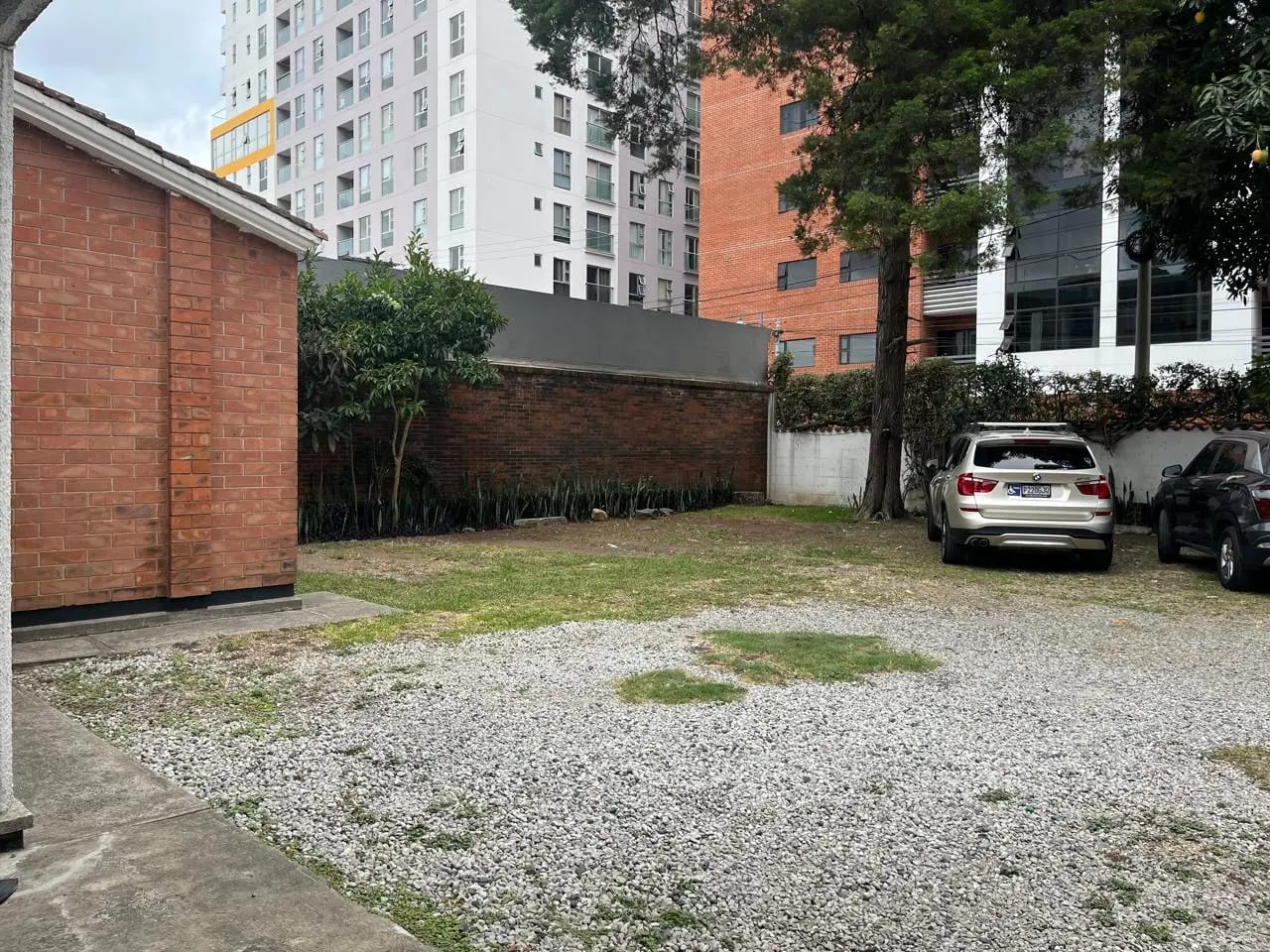 amplia casa en zona 10, para oficinas — Casa en Alquiler en Zona 10, Guatemala, Ciudad — foto 1 de 12