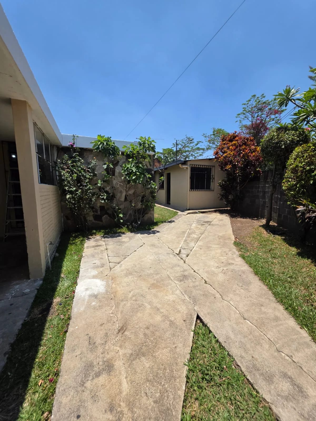 CASA DE ESQUINA EN VENTA ZONA 11 — Casa en Venta en Zona 11, Guatemala, Ciudad — foto 2 de 7