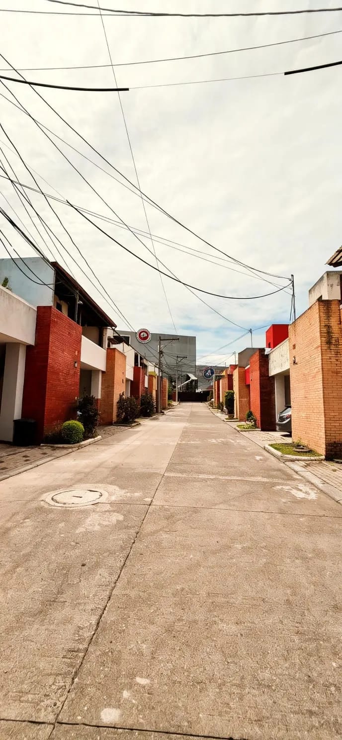 CASA PARA ESTRENAR EN VENTA SAN CRISTÓBAL A LA PAR DE SANKRIS MALL — Casa en Venta en Zona 8 Mixco, Guatemala, Ciudad — foto 2 de 5