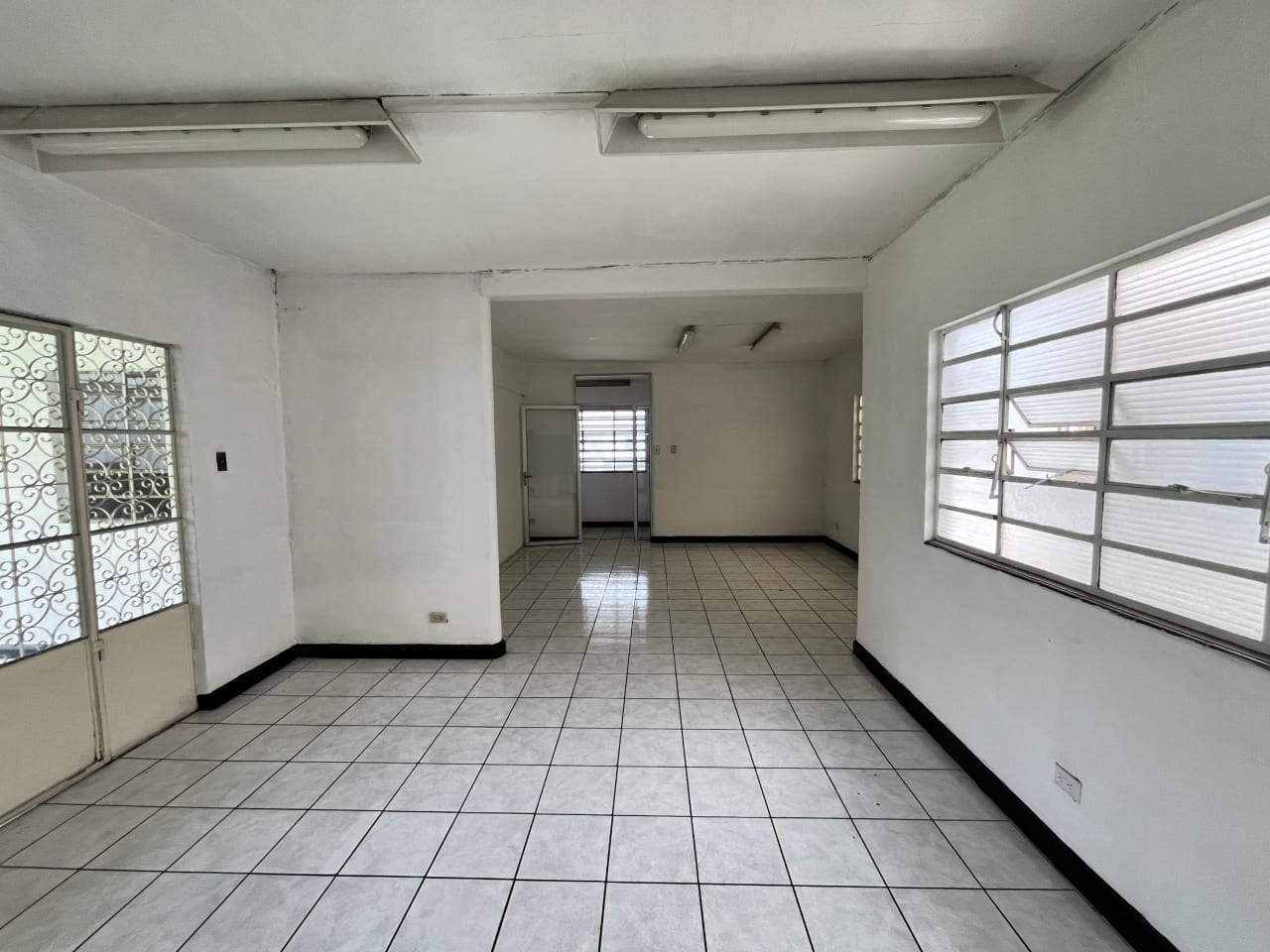 Propiedad Comercial en Alquiler | Avenida Petapa — Oficina en Alquiler en Zona 12, Guatemala, Ciudad — foto 8 de 14