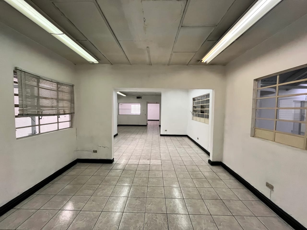 Propiedad Comercial en Alquiler | Avenida Petapa — Oficina en Alquiler en Zona 12, Guatemala, Ciudad — foto 11 de 14