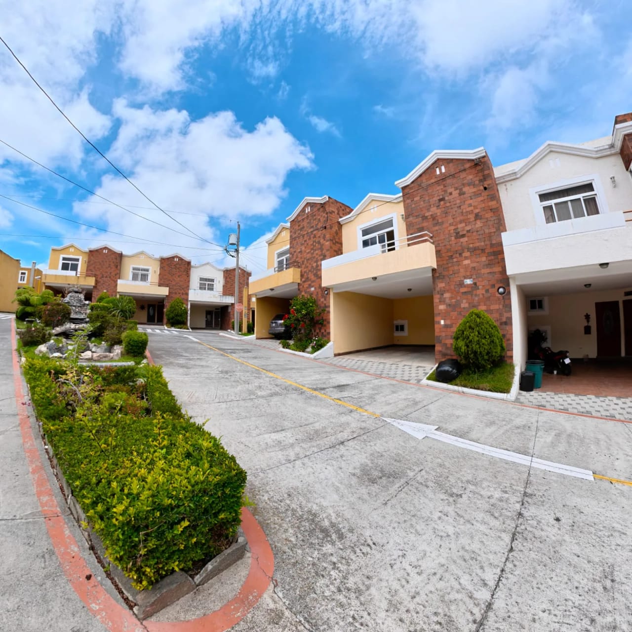 CASA EN VENTA – CONDOMINIO ENTRE ENCINOS 📍 San Lucas Sacatepéquez — Casa en Venta en San Lucas Sacatepéquez, Sacatepéquez — foto 1 de 6