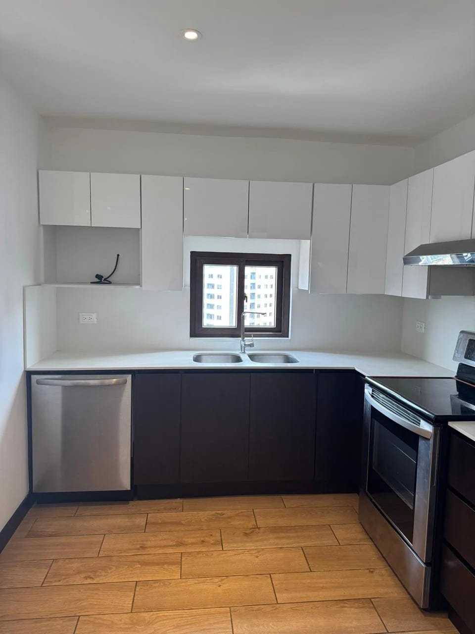 Apartamento en RENTA Edificio Marques de Oakland zona 10 — Apartamento en Alquiler en Zona 10, Guatemala, Ciudad — foto 1 de 12