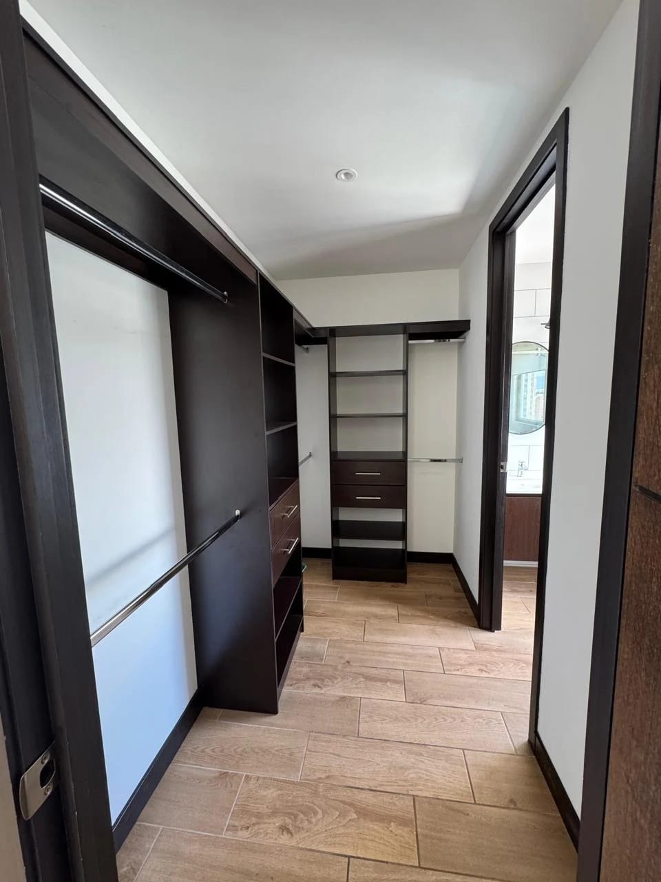 Apartamento en RENTA Edificio Marques de Oakland zona 10 — Apartamento en Alquiler en Zona 10, Guatemala, Ciudad — foto 11 de 12