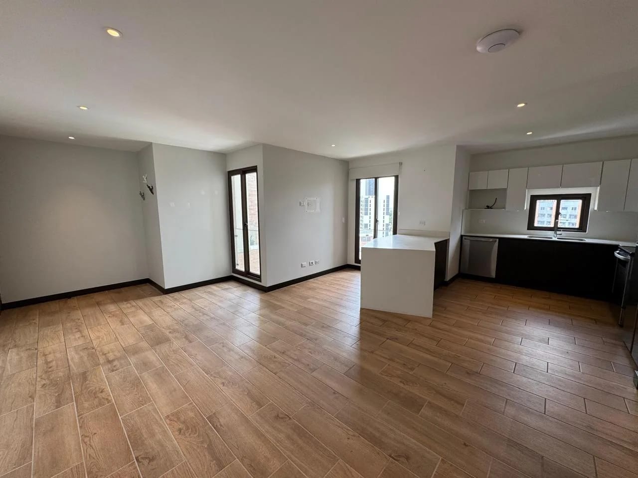 Apartamento en RENTA Edificio Marques de Oakland zona 10 — Apartamento en Alquiler en Zona 10, Guatemala, Ciudad — foto 4 de 12
