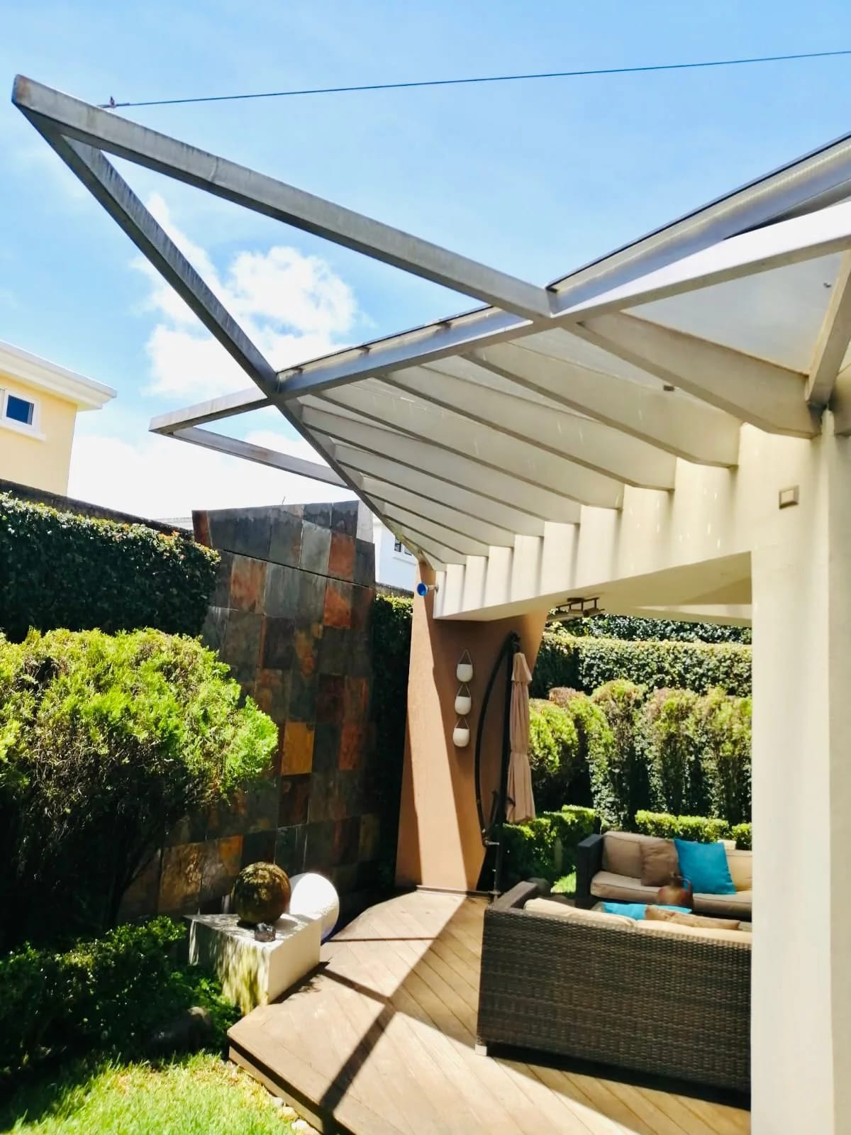 Amplia casa con jardín, bodega y cuarto de servicio en Km 19.5 a San José Pinula — Casa en Venta en San José Pinula, Guatemala, Ciudad — foto 1 de 16