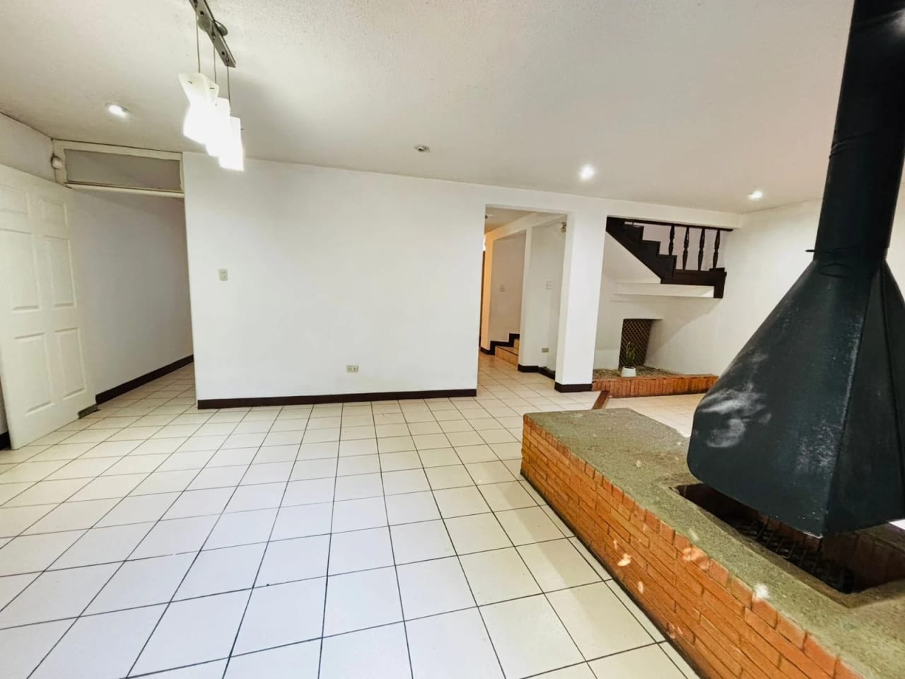 Casa con jardín, fuera de garita en Km 27 CAES — Casa en Venta en Carretera a El Salvador, Guatemala, Ciudad — foto 2 de 17