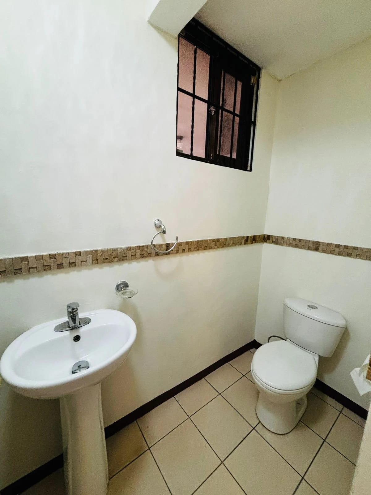 Casa con jardín, fuera de garita en Km 27 CAES — Casa en Venta en Carretera a El Salvador, Guatemala, Ciudad — foto 4 de 17