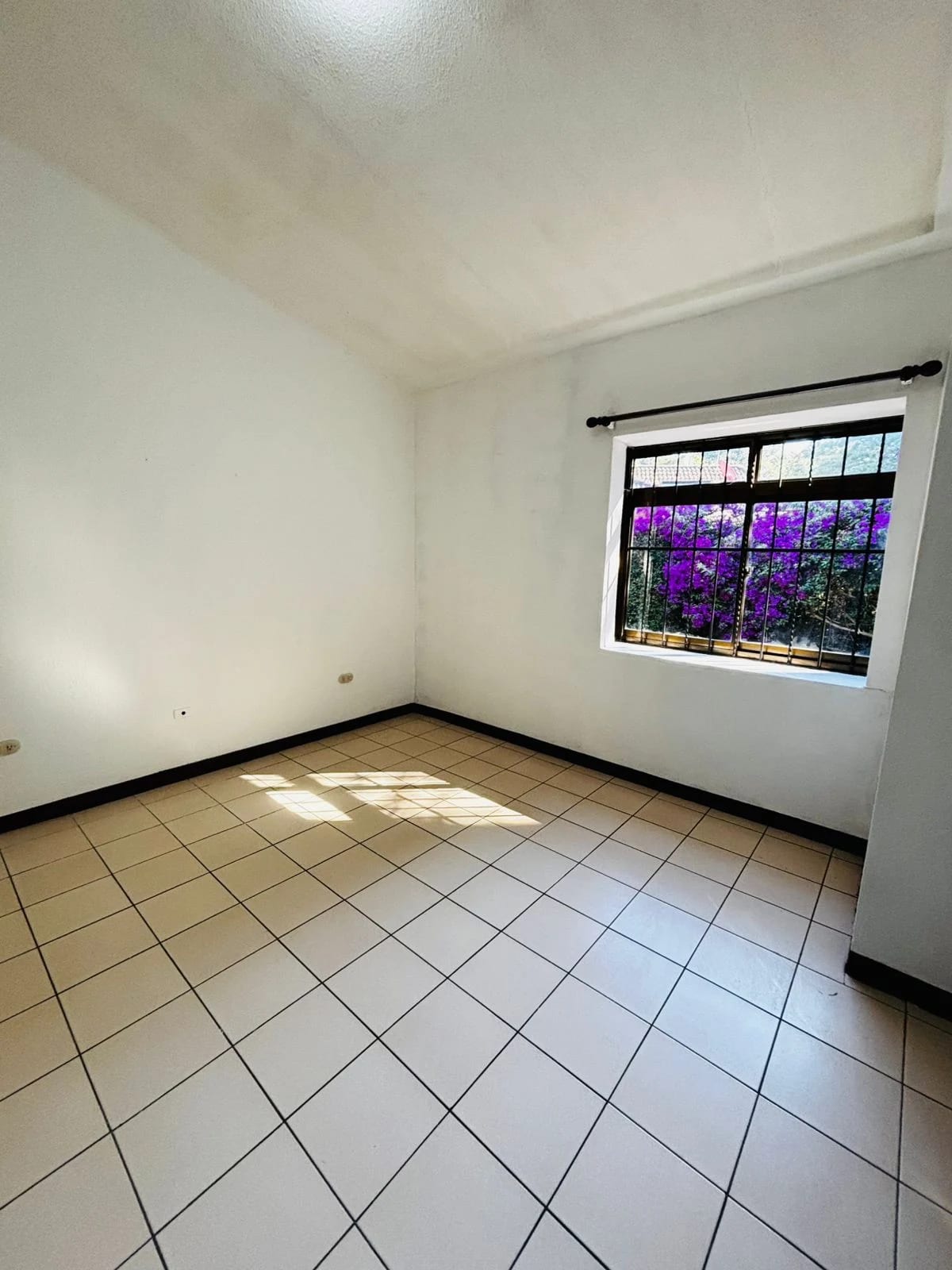 Casa con jardín, fuera de garita en Km 27 CAES — Casa en Venta en Carretera a El Salvador, Guatemala, Ciudad — foto 10 de 17