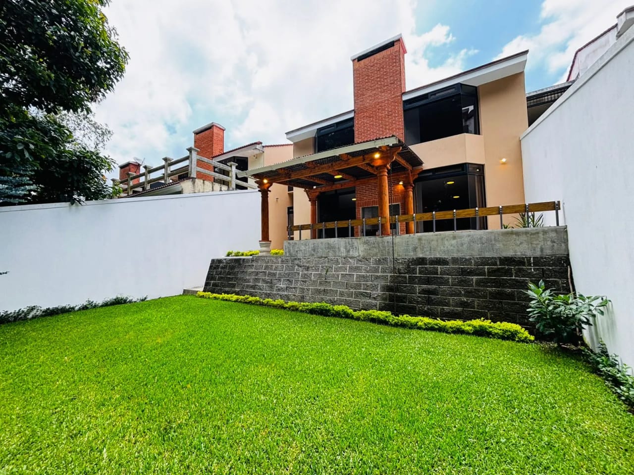 Casa de 4 dormitorios con jardín Km 16.5 Carretera a El Salvador — Casa en Venta en Carretera a El Salvador, Guatemala, Ciudad — foto 1 de 16