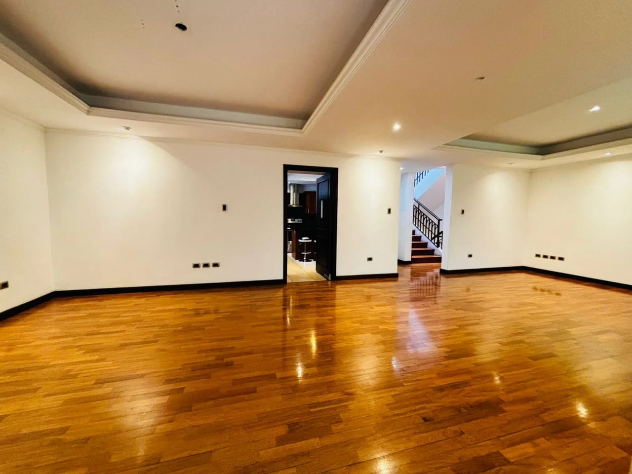 Espectacular casa de 3 dormitorios en venta en Zona 10 Oakland — Casa en Venta en Zona 10, Guatemala, Ciudad — foto 4 de 17