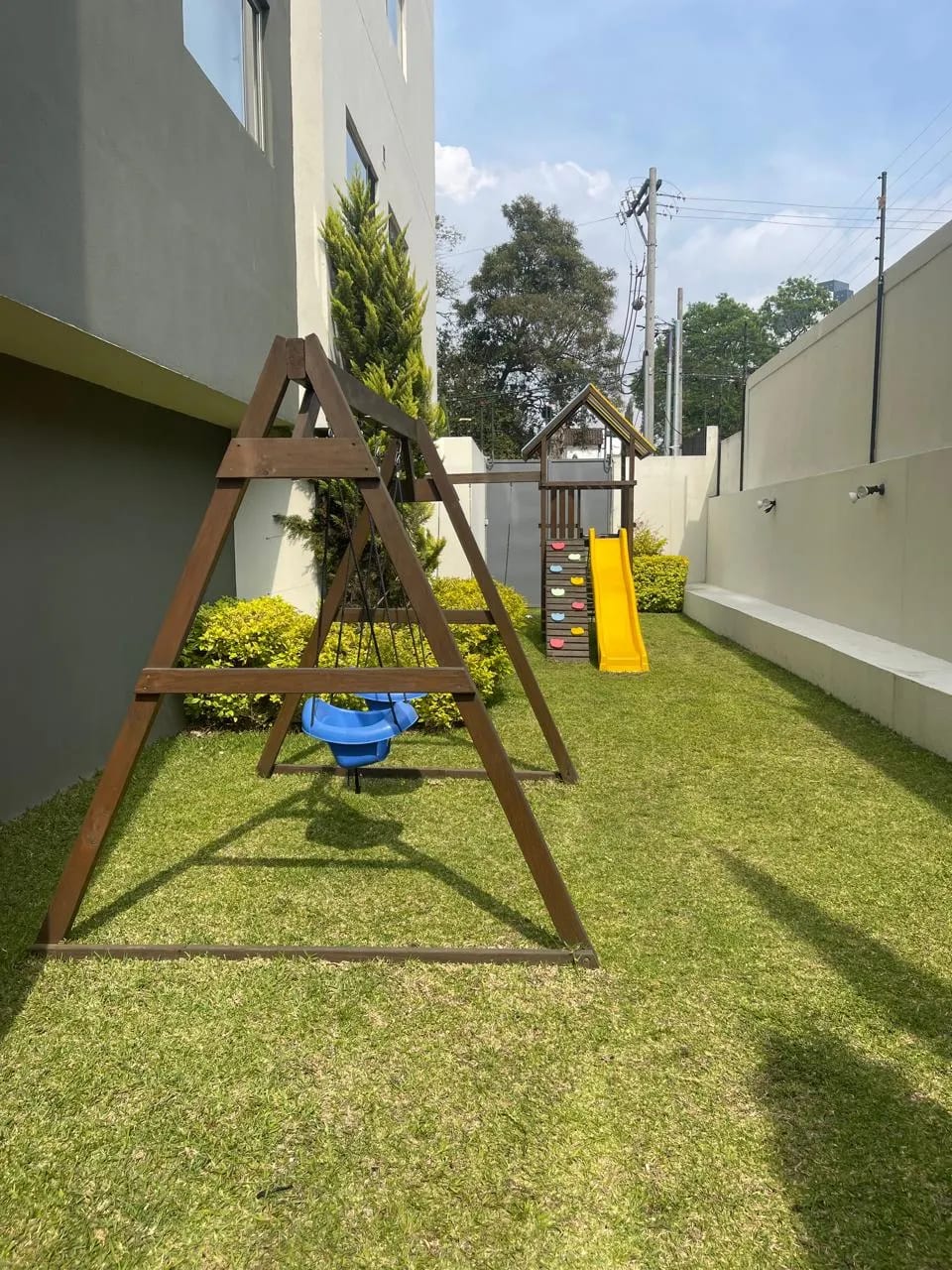Apartamento de 3 dormitorios con balcón en zona 10 — Apartamento en Alquiler en Zona 10, Guatemala, Ciudad — foto 2 de 16