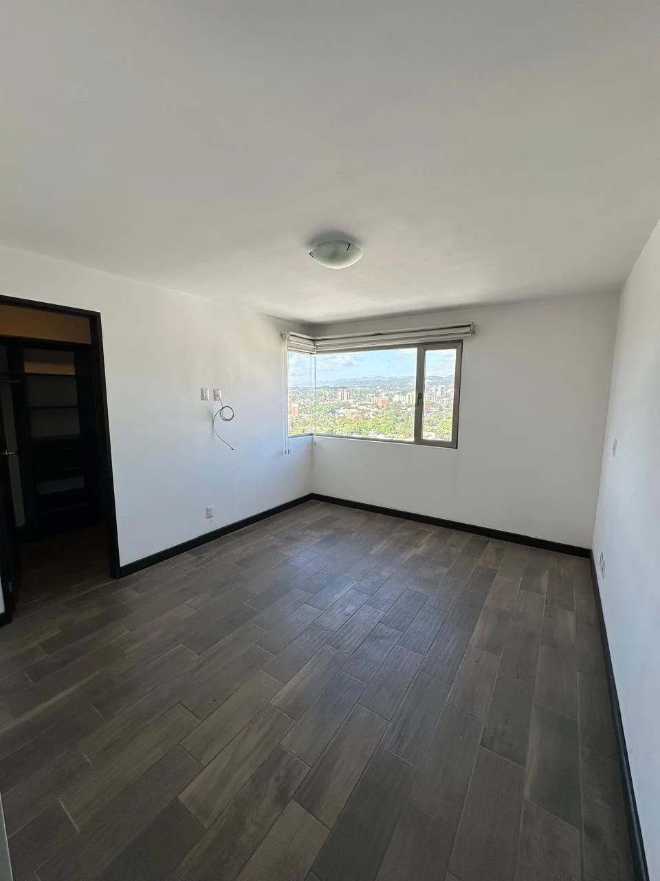 Apartamento de 3 dormitorios con balcón en zona 10 — Apartamento en Alquiler en Zona 10, Guatemala, Ciudad — foto 12 de 16