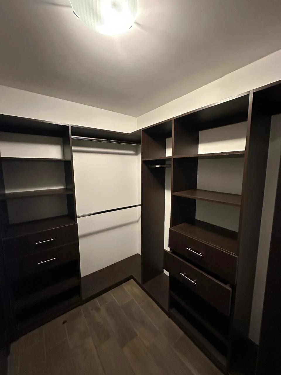 Apartamento de 3 dormitorios con balcón en zona 10 — Apartamento en Alquiler en Zona 10, Guatemala, Ciudad — foto 15 de 16