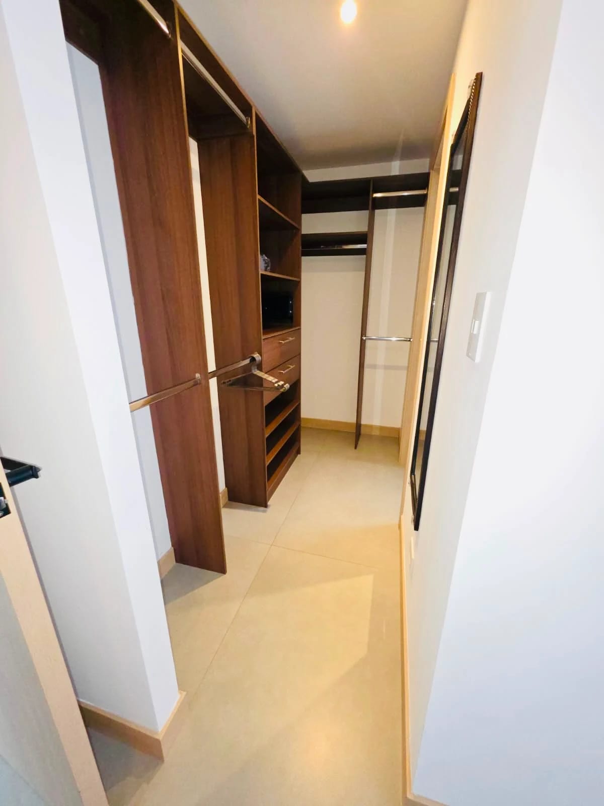 Hermoso apartamento amueblado de 2 dormitorios en zona 10 — Apartamento en Alquiler en Zona 10, Guatemala, Ciudad — foto 4 de 12