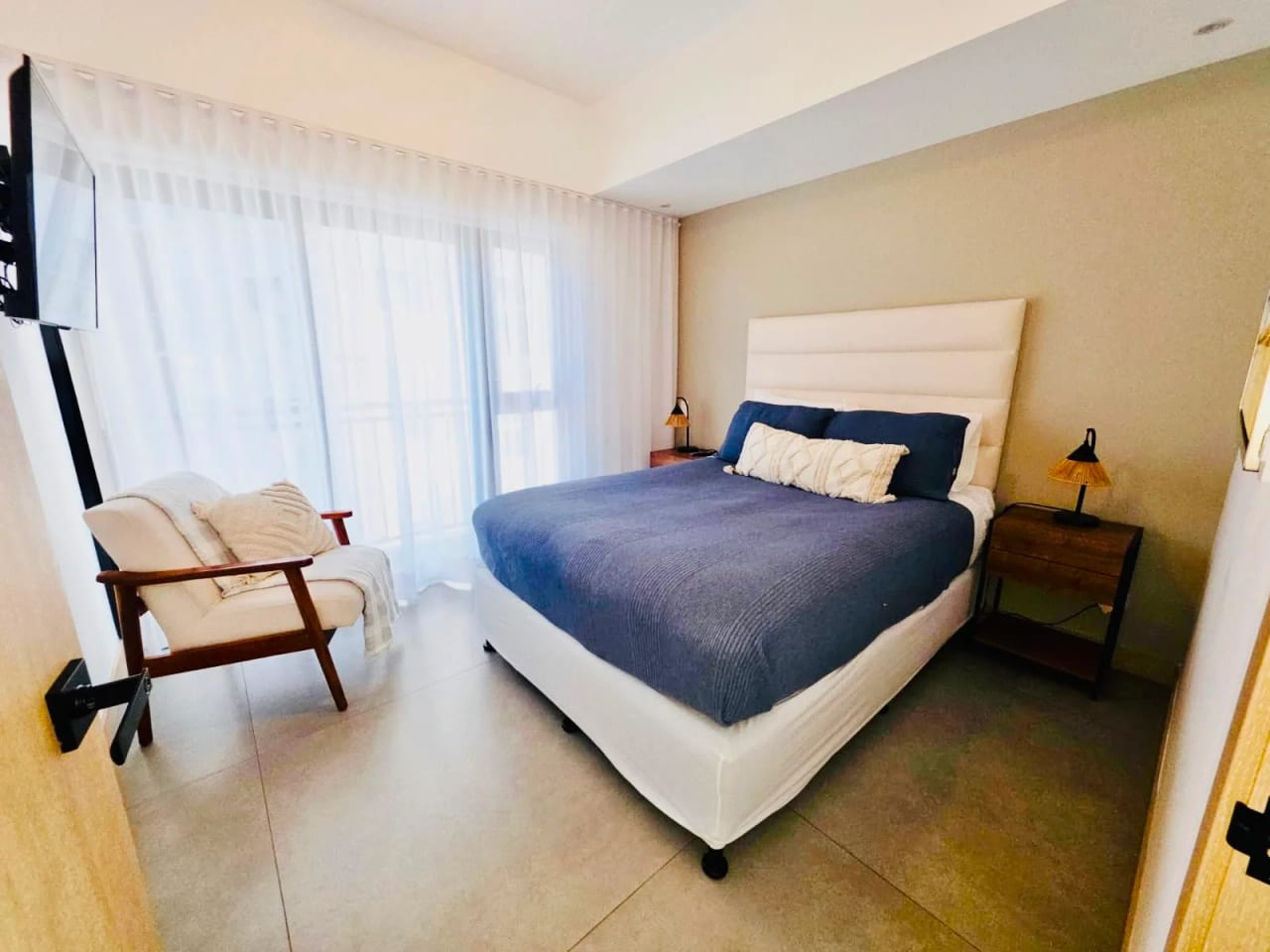 Hermoso apartamento amueblado de 2 dormitorios en zona 10 — Apartamento en Alquiler en Zona 10, Guatemala, Ciudad — foto 5 de 12