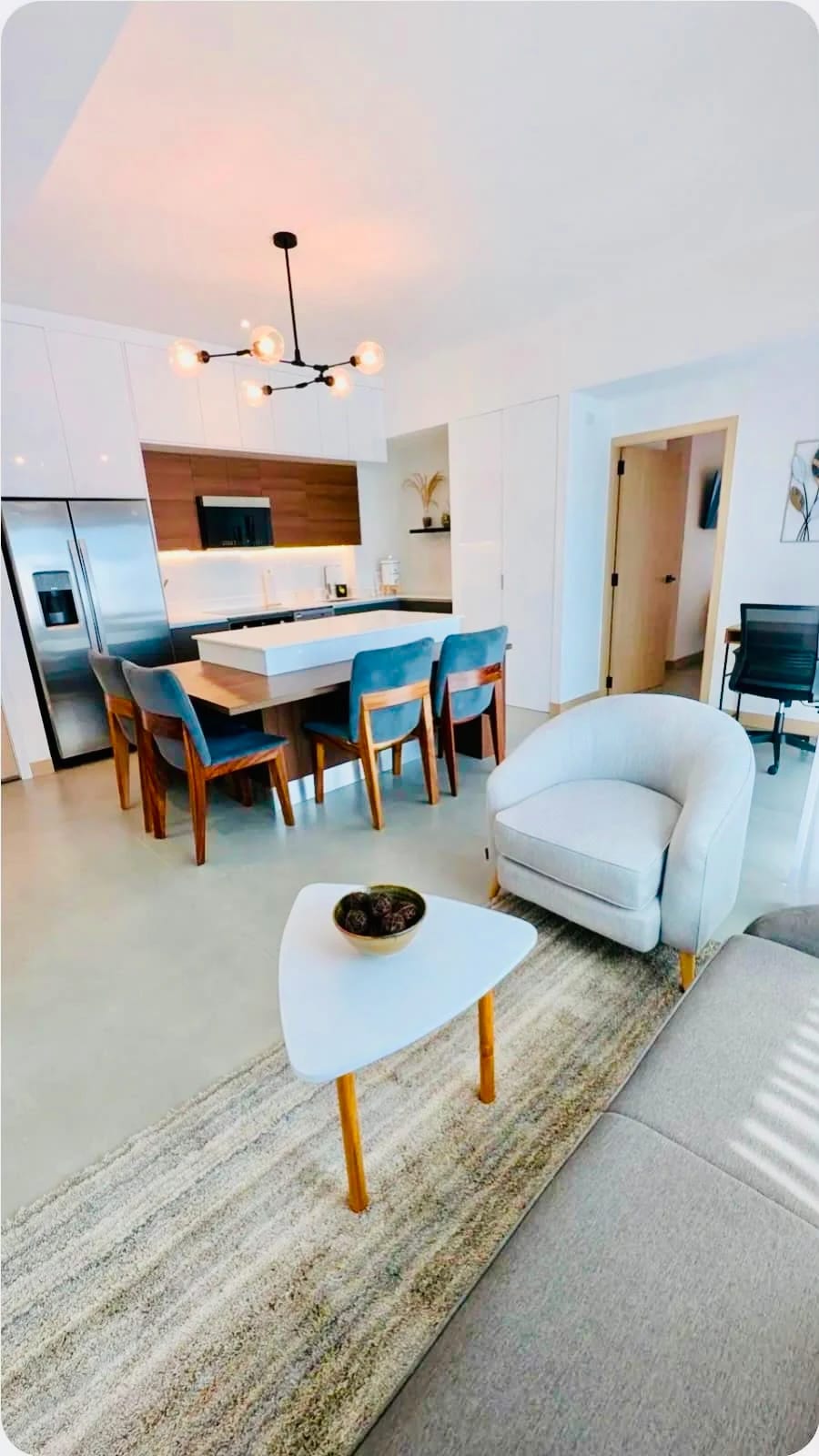 Hermoso apartamento amueblado de 2 dormitorios en zona 10 — Apartamento en Alquiler en Zona 10, Guatemala, Ciudad — foto 1 de 12