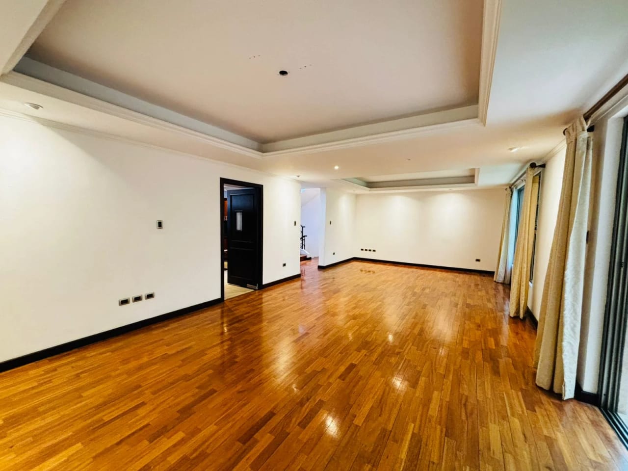 Espectacular casa de 370 mts. en uno de los sectores mas exclusivos Oakland Zona 10 — Casa en Venta en Zona 10, Guatemala, Ciudad — foto 4 de 17