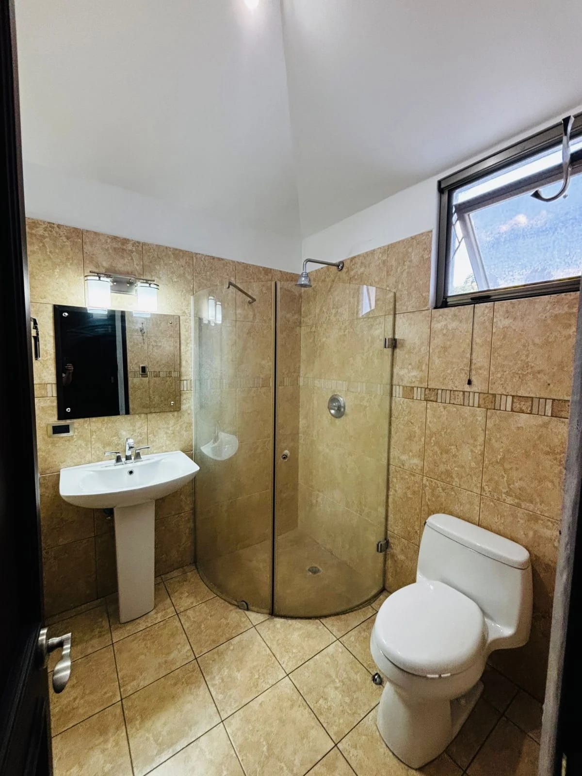 Espectacular casa de 370 mts. en uno de los sectores mas exclusivos Oakland Zona 10 — Casa en Venta en Zona 10, Guatemala, Ciudad — foto 13 de 17