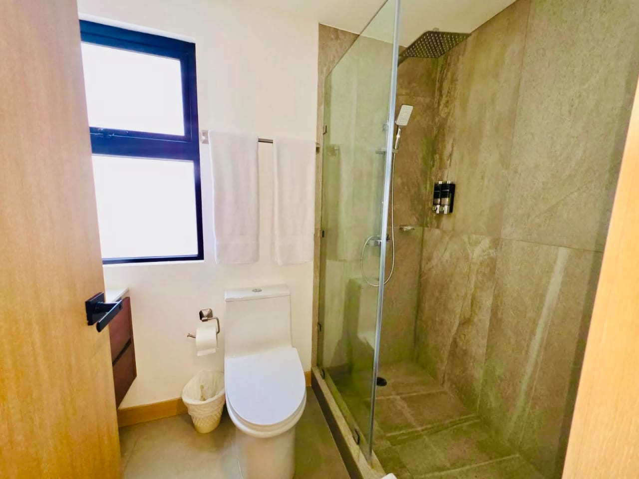 Hermoso Apartamento Amueblado de 2 habitaciones en zona 10 — Apartamento en Alquiler en Zona 10, Guatemala, Ciudad — foto 3 de 12