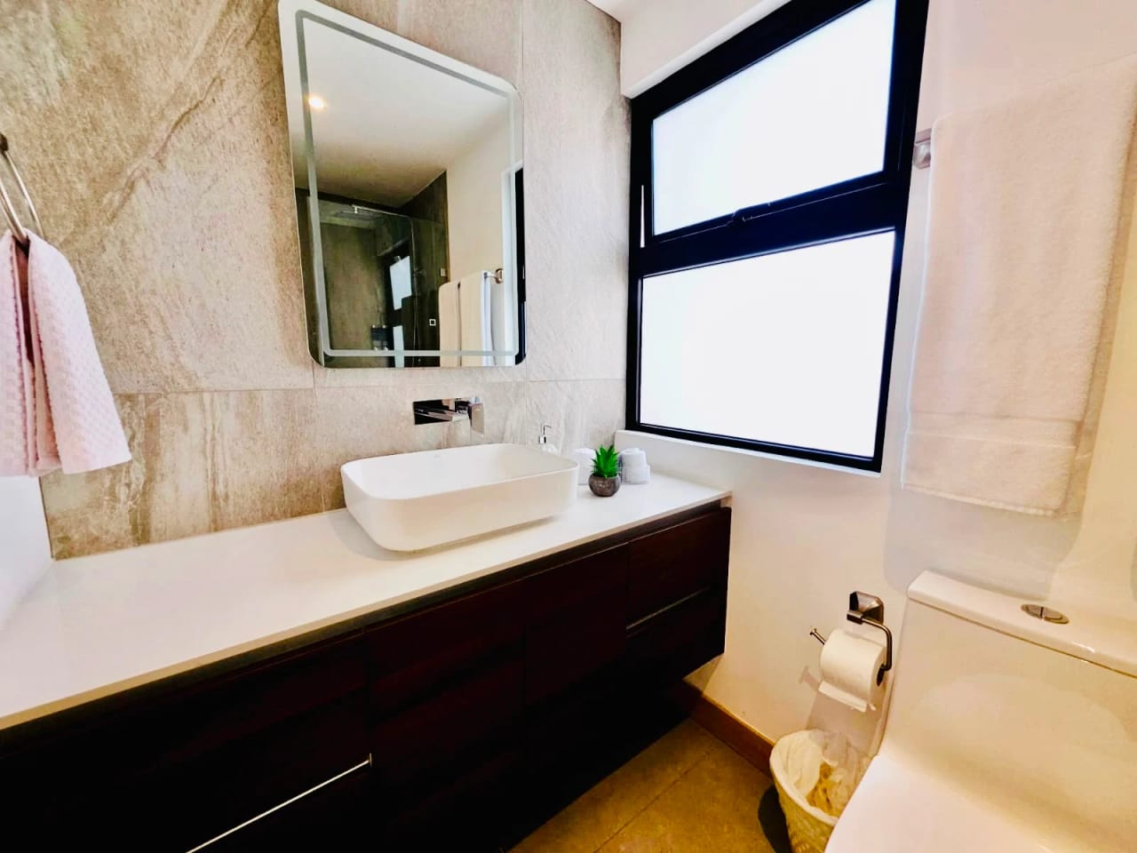 Hermoso Apartamento Amueblado de 2 habitaciones en zona 10 — Apartamento en Alquiler en Zona 10, Guatemala, Ciudad — foto 2 de 12