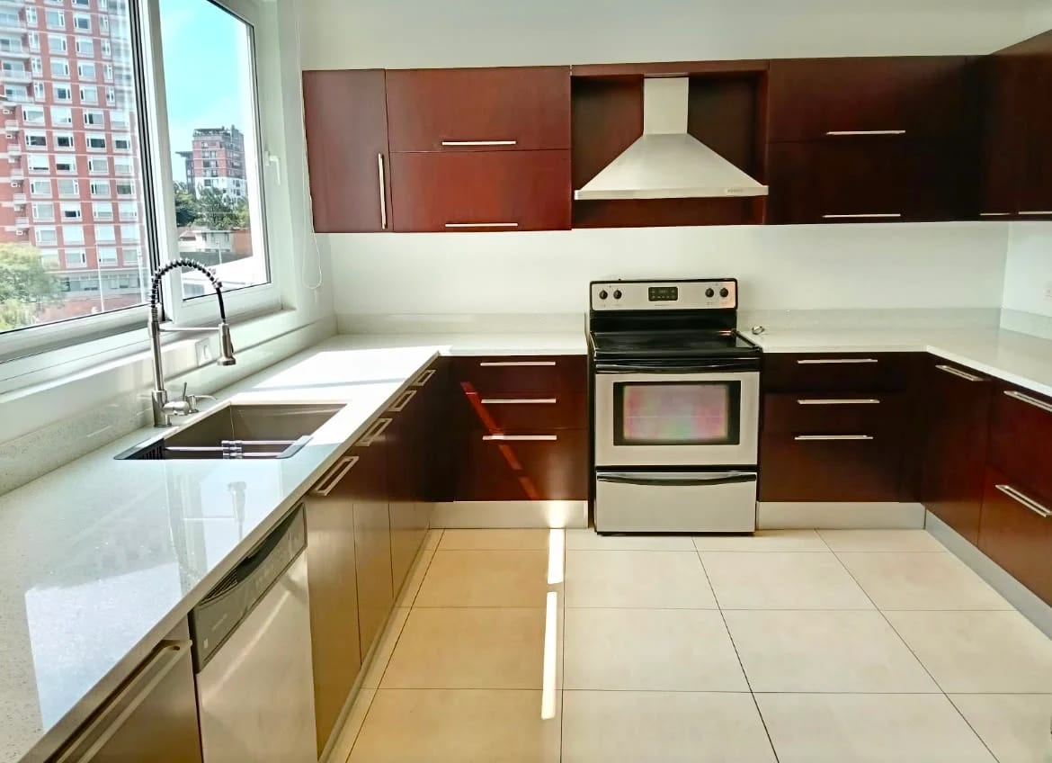 Amplio apartamento de 4 dormitorios en Alquiler en Zona 14 — Apartamento en Alquiler en Zona 14, Guatemala, Ciudad — foto 1 de 10