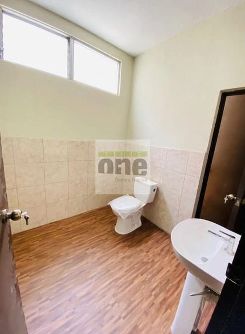 Alquiler de espaciosa casa para oficinas en zona 10, Oakland — Oficina en Alquiler en Zona 10, Guatemala, Ciudad — foto 9 de 10