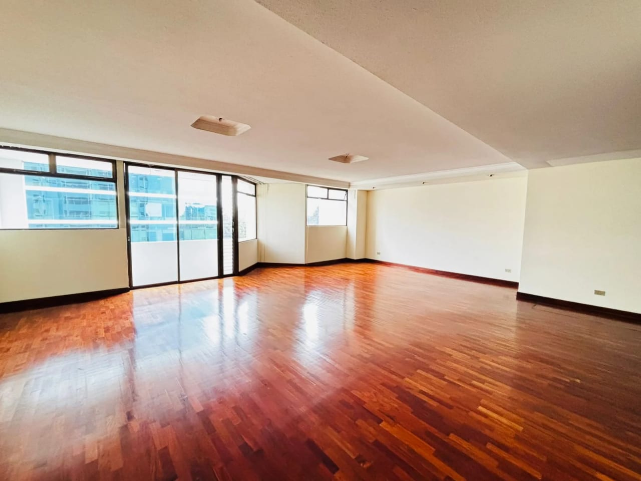 Apartamento de 350 metros en edificio Zona 10 — Apartamento en Alquiler en Zona 10, Guatemala, Ciudad — foto 1 de 17