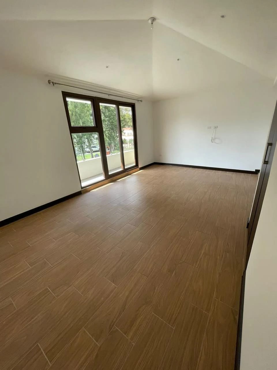 Casa en Zona 14 La Villa Sector Delfines – Totalmente Remodelada — Casa en Alquiler en Zona 14, Guatemala, Ciudad — foto 13 de 17