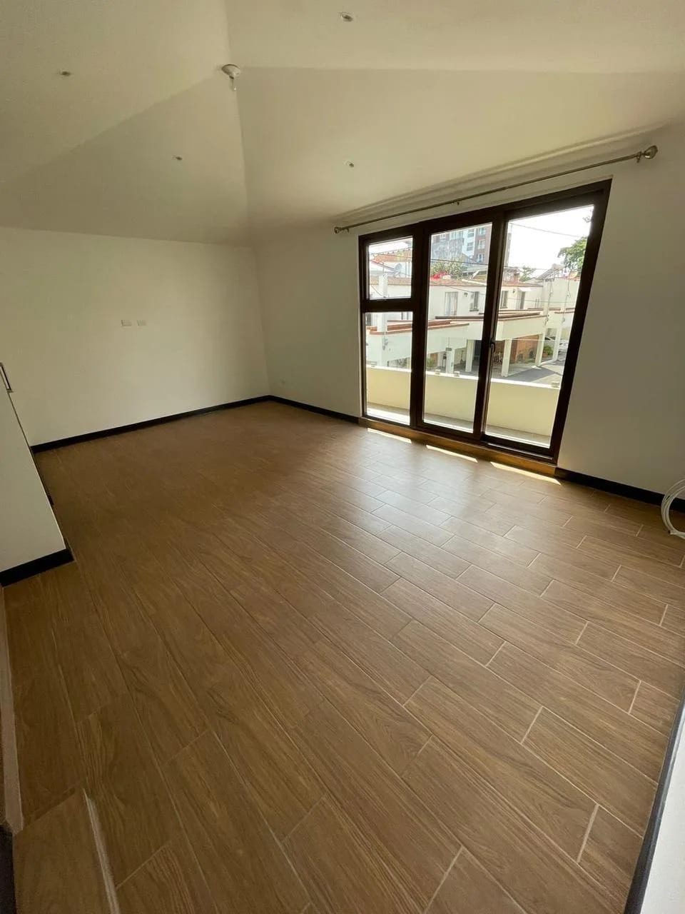Casa en Zona 14 La Villa Sector Delfines – Totalmente Remodelada — Casa en Alquiler en Zona 14, Guatemala, Ciudad — foto 14 de 17