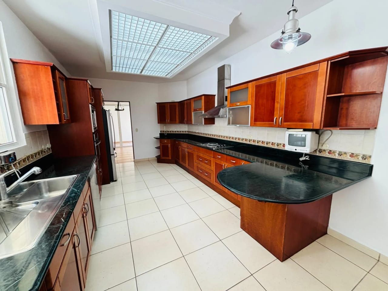 Casa en renta de 4 dormitorios en Zona 10, a 1 cuadra de diagonal 6 — Casa en Alquiler en Zona 10, Guatemala, Ciudad — foto 4 de 15
