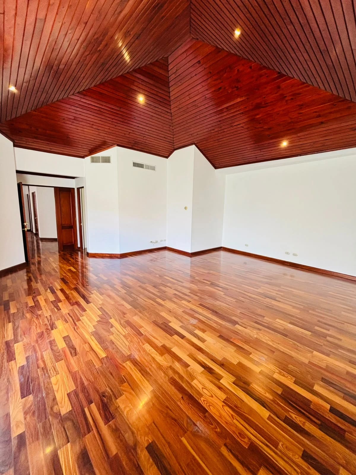 Casa en renta de 4 dormitorios en Zona 10, a 1 cuadra de diagonal 6 — Casa en Alquiler en Zona 10, Guatemala, Ciudad — foto 13 de 15