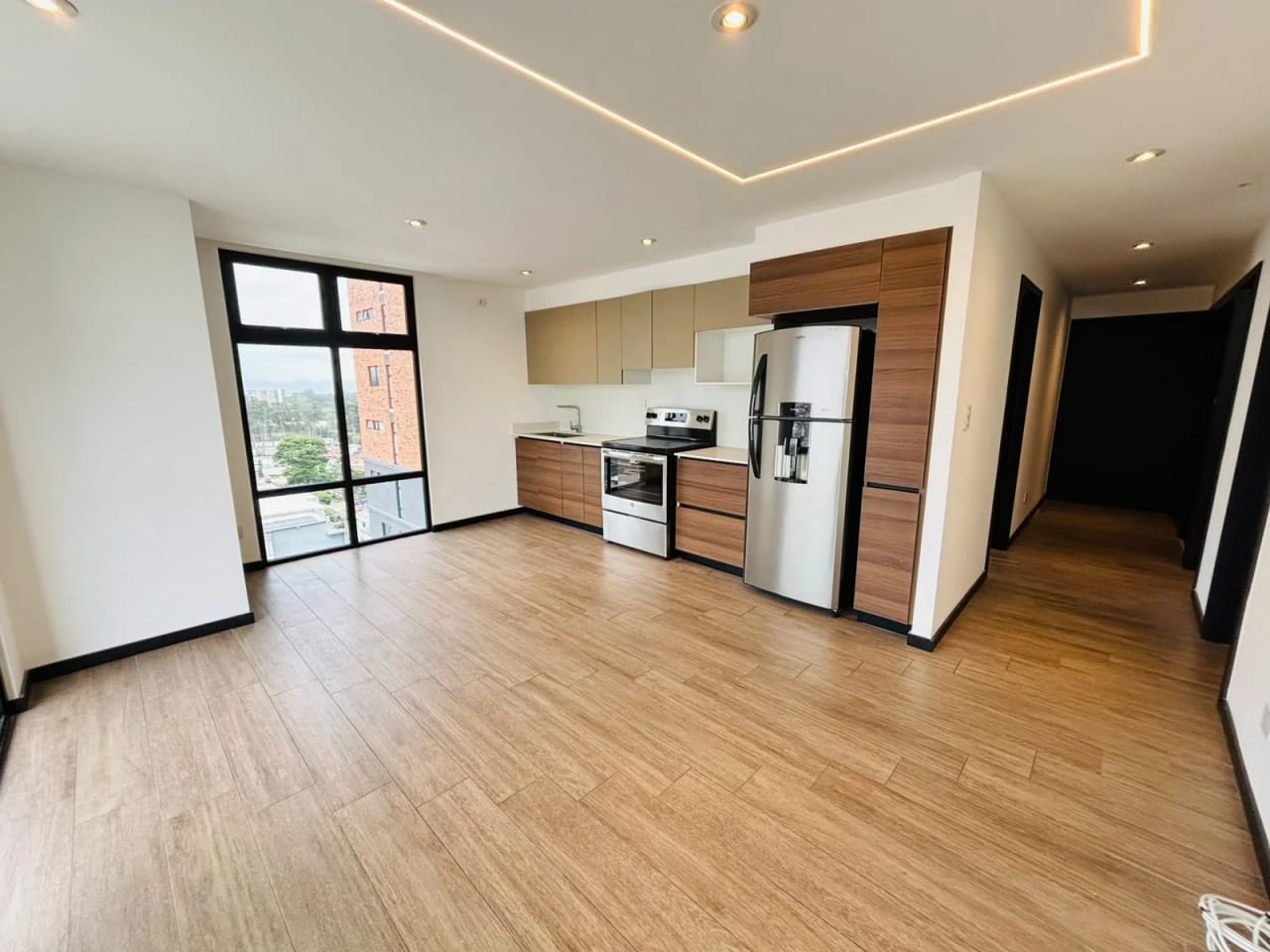 Apartamento con excelente ubicación en zona 10, incluye línea blanca — Apartamento en Venta en Zona 10, Guatemala, Ciudad — foto 3 de 11