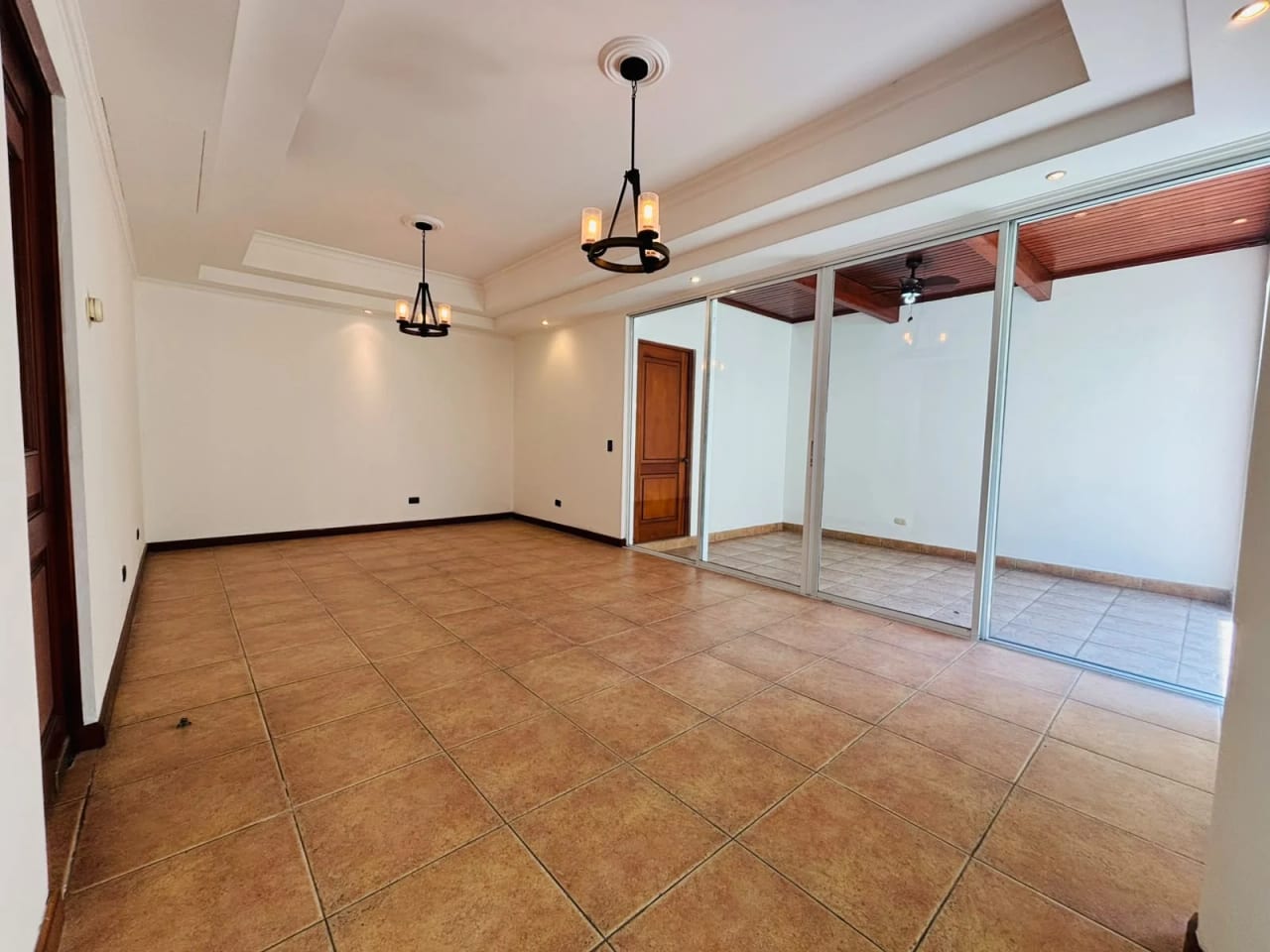Alquiler amplia casa con jardín de 4 dormitorios en zona 10 — Casa en Alquiler en Zona 10, Guatemala, Ciudad — foto 8 de 16