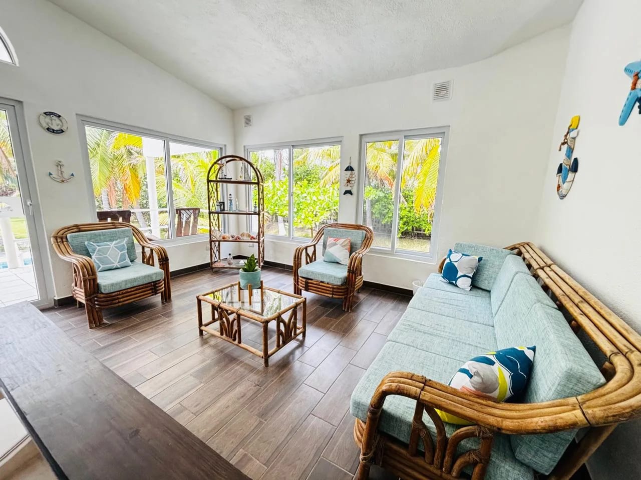 sala — Las lisas casa de Playa con piscina y jardines — Casa vacacional en Venta en Las Lisas, Santa Rosa — foto 5 de 17